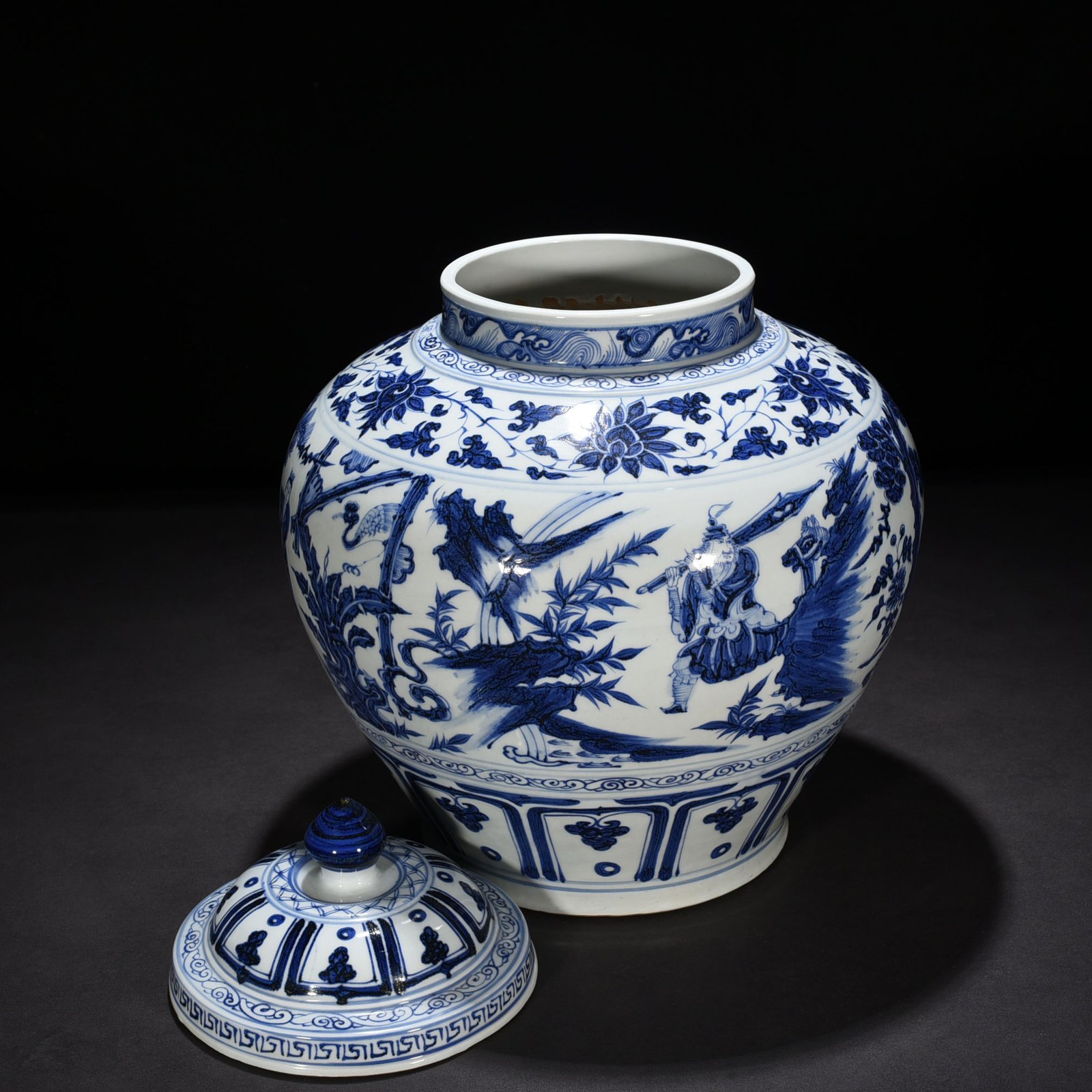 Yuan Dynasty blue and white jar with lid and pattern on three visits