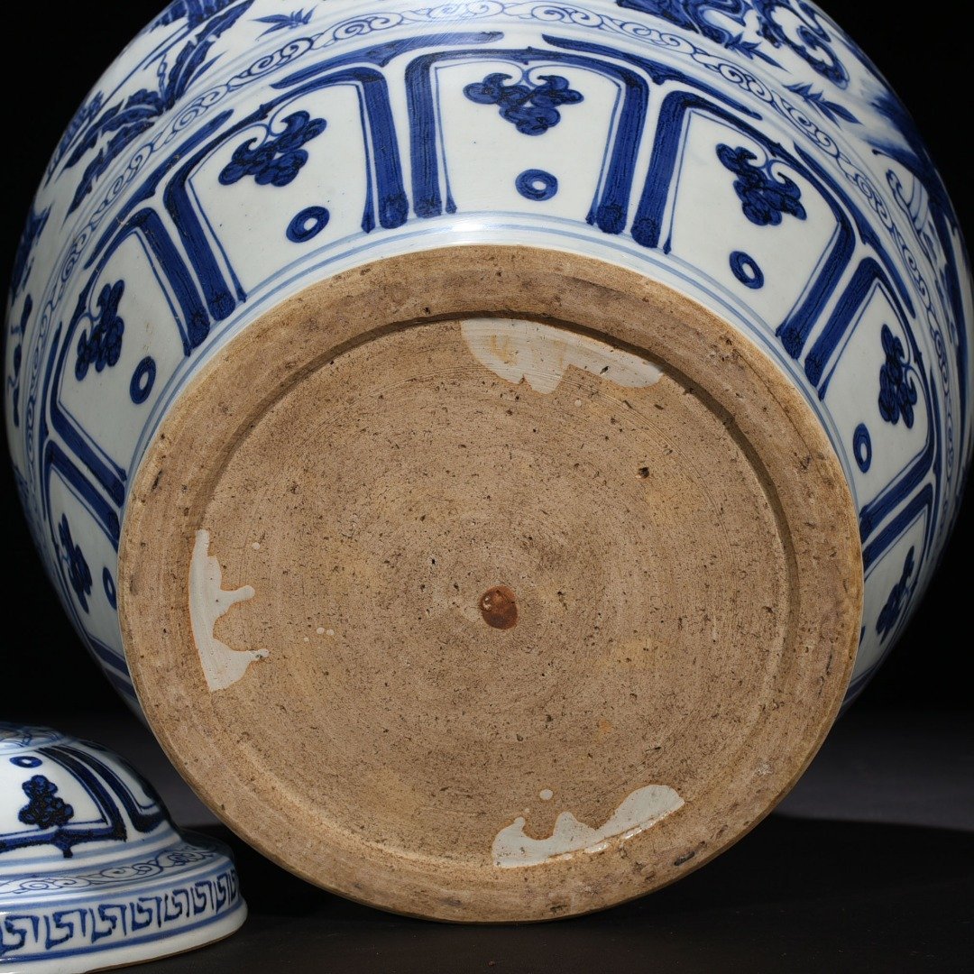 Yuan Dynasty blue and white jar with lid and pattern on three visits