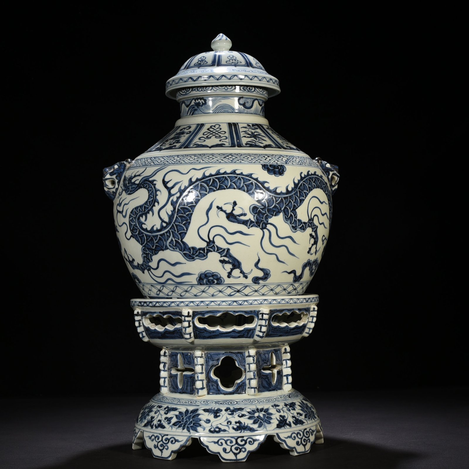 Yuan Dynasty blue and white cloud and dragon pattern animal ear lid jar with base