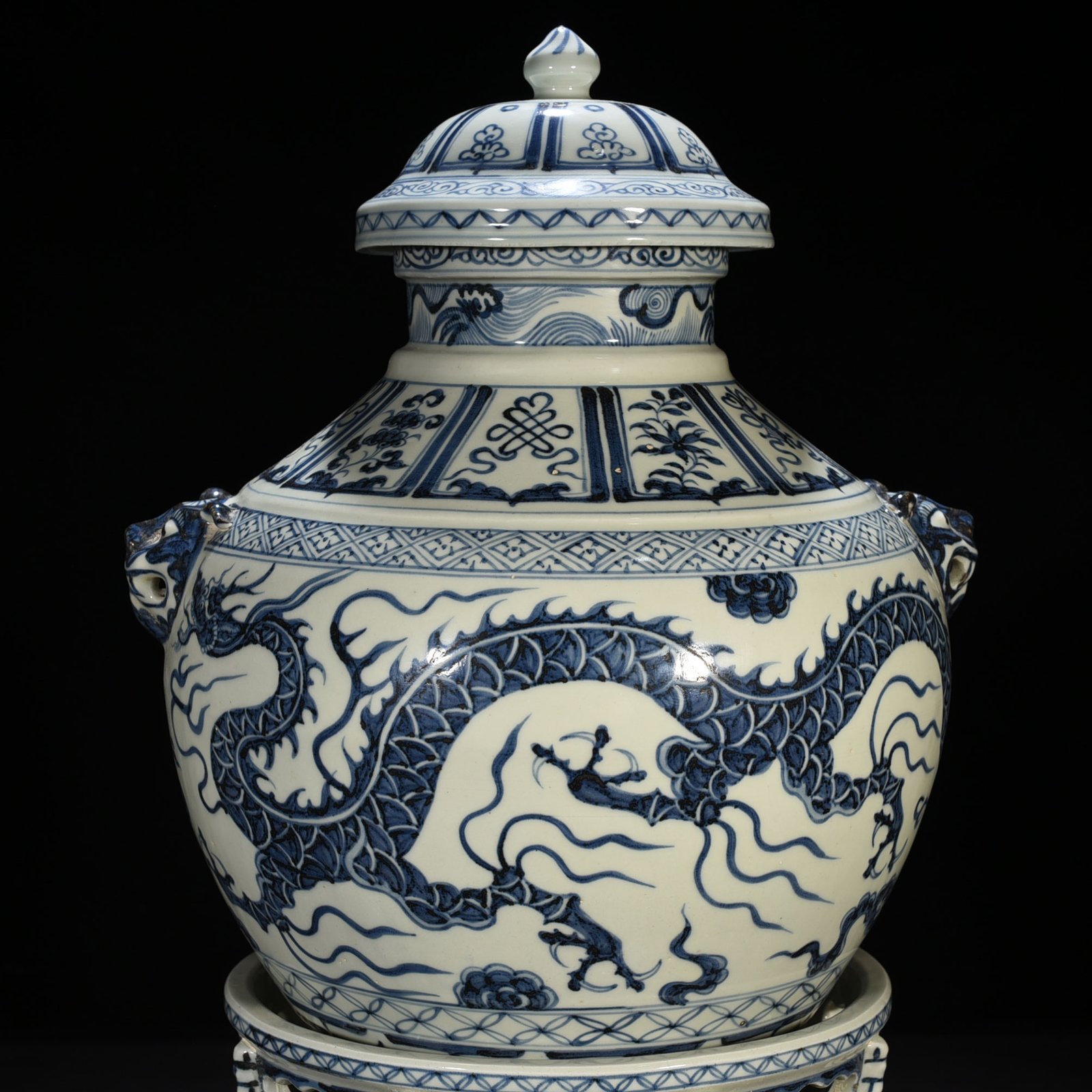 Yuan Dynasty blue and white cloud and dragon pattern animal ear lid jar with base