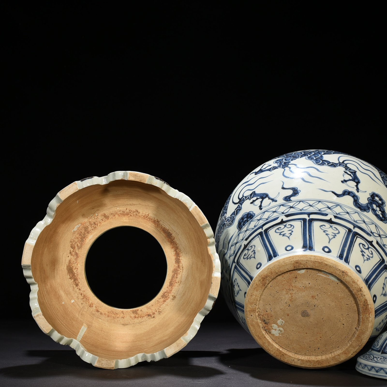 Yuan Dynasty blue and white cloud and dragon pattern animal ear lid jar with base