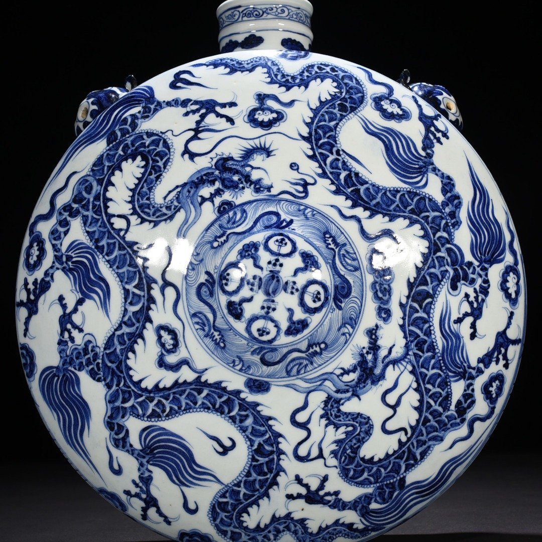 Yuan Dynasty blue and white cloud and dragon pattern lying pot wall pot