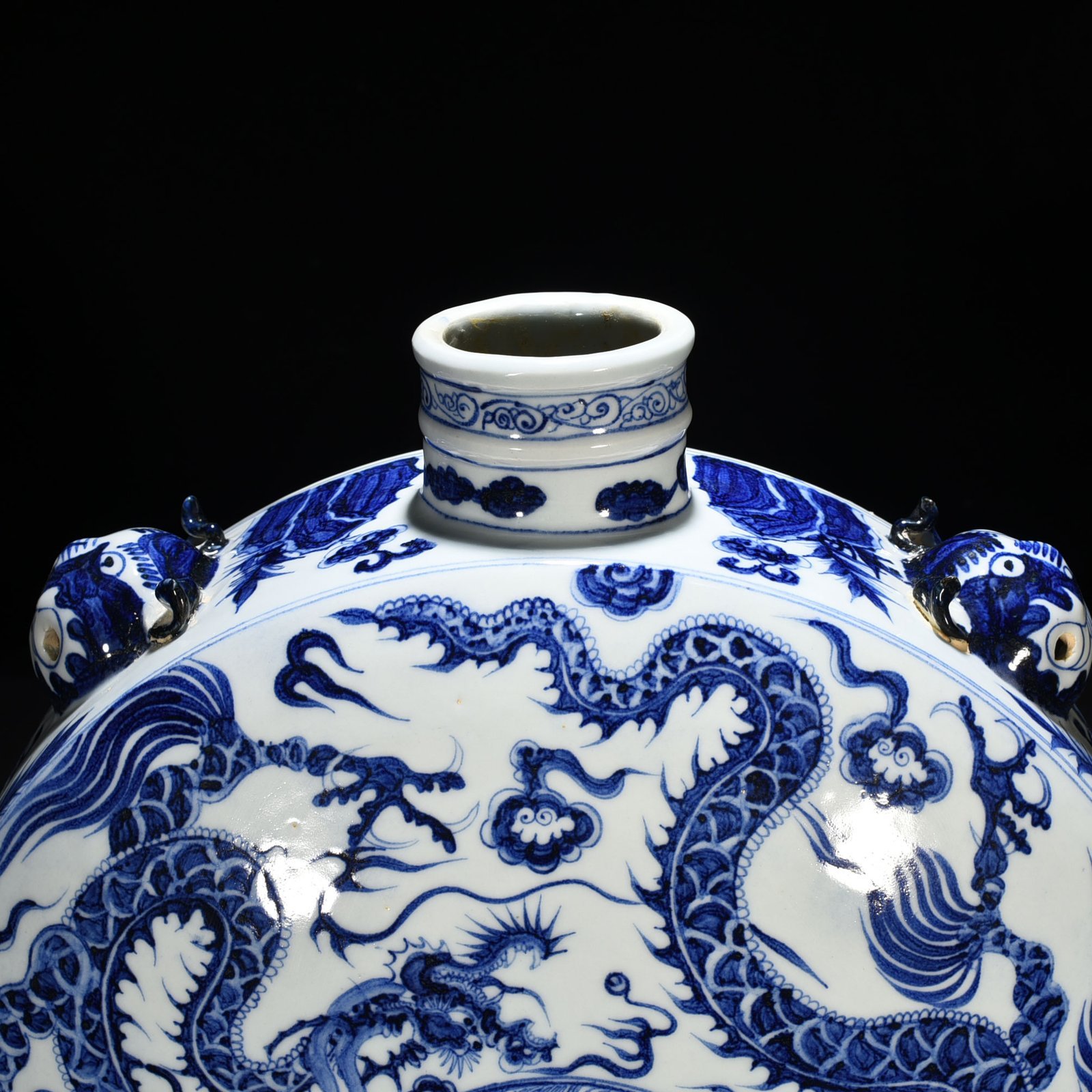 Yuan Dynasty blue and white cloud and dragon pattern lying pot wall pot