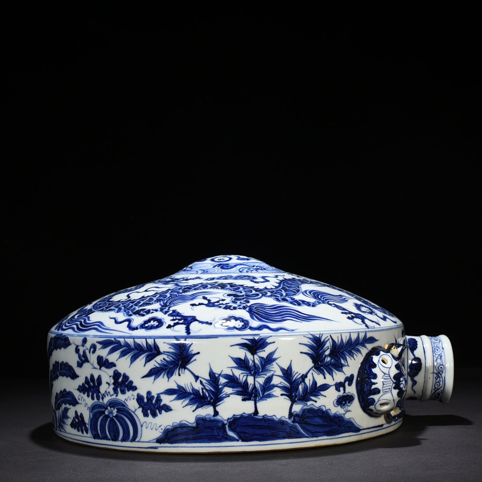 Yuan Dynasty blue and white cloud and dragon pattern lying pot wall pot