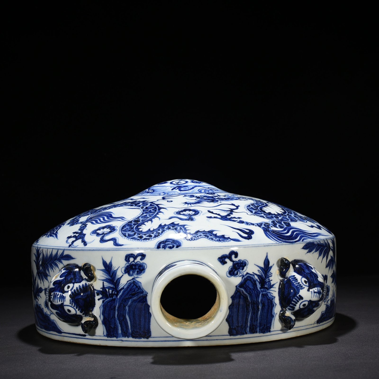 Yuan Dynasty blue and white cloud and dragon pattern lying pot wall pot