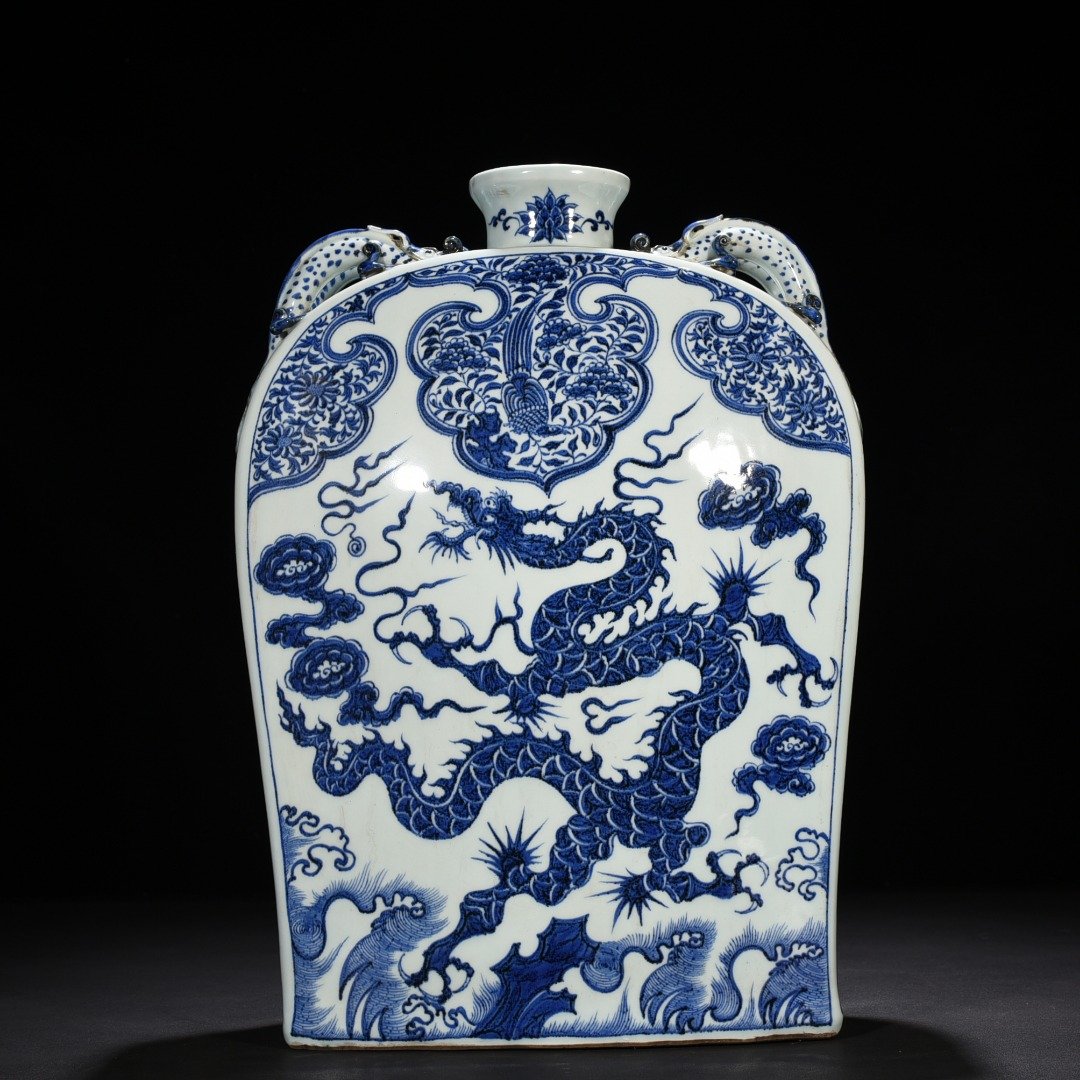 Yuan Dynasty blue and white cloud and dragon pattern four series flat vase