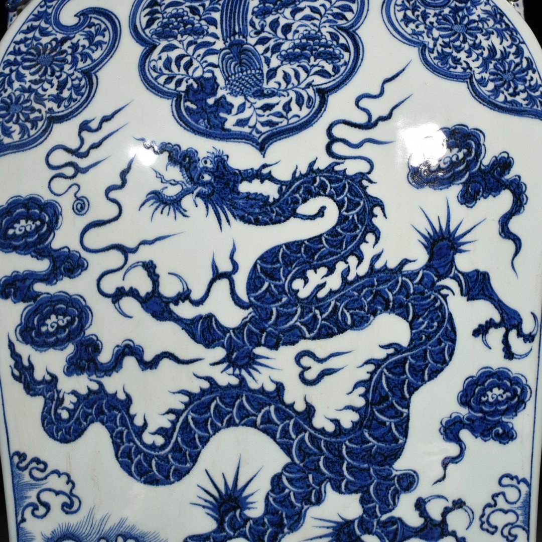 Yuan Dynasty blue and white cloud and dragon pattern four series flat vase