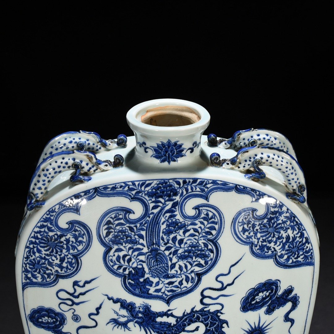Yuan Dynasty blue and white cloud and dragon pattern four series flat vase