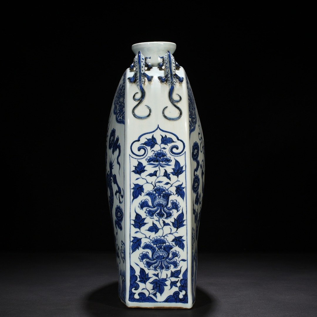 Yuan Dynasty blue and white cloud and dragon pattern four series flat vase