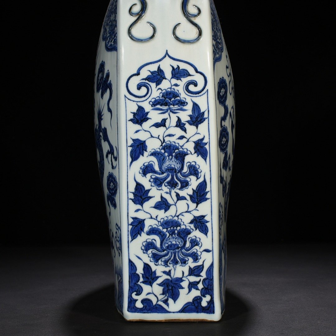 Yuan Dynasty blue and white cloud and dragon pattern four series flat vase