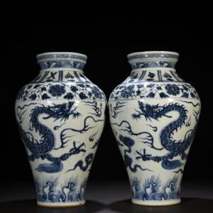 Yuan Dynasty blue and white cloud and dragon pattern plate mouth bottle