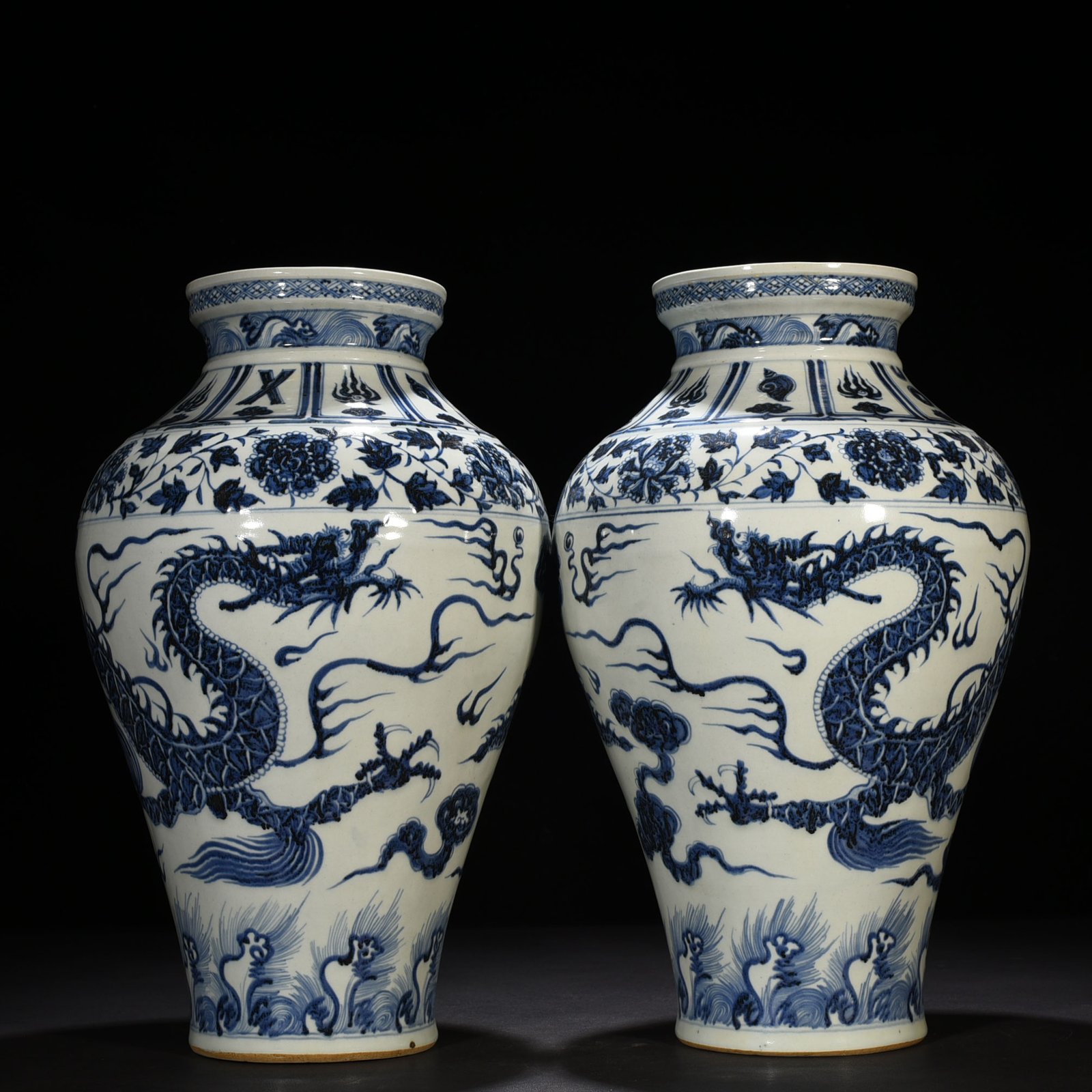 Yuan Dynasty blue and white cloud and dragon pattern plate mouth bottle