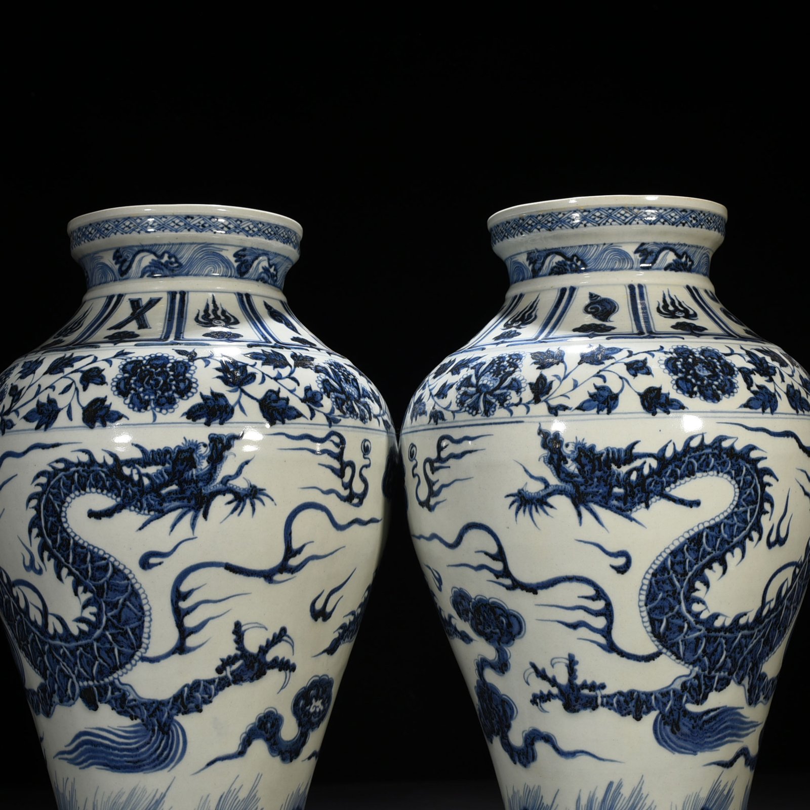 Yuan Dynasty blue and white cloud and dragon pattern plate mouth bottle