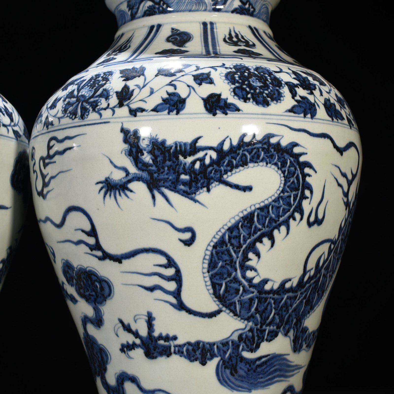 Yuan Dynasty blue and white cloud and dragon pattern plate mouth bottle