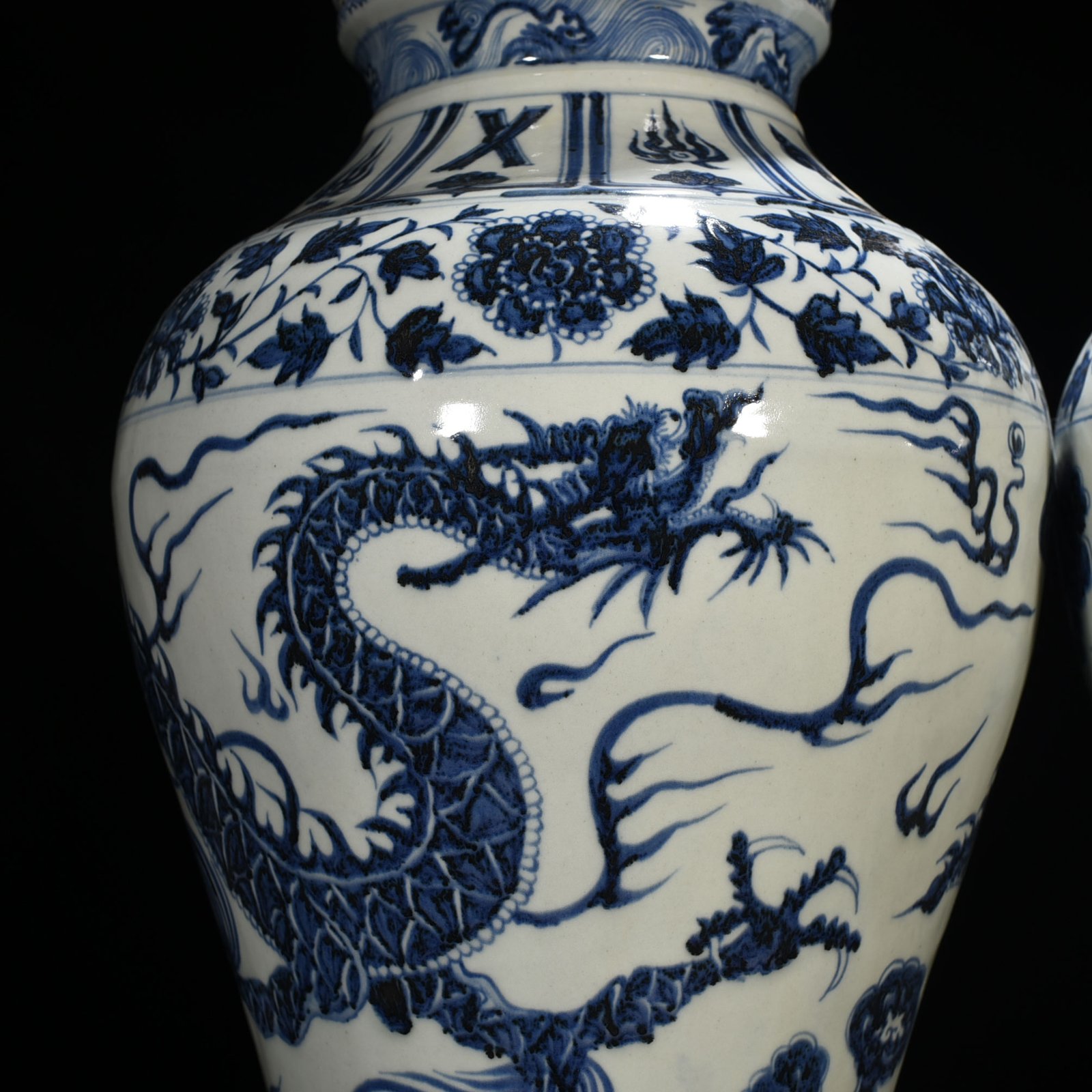 Yuan Dynasty blue and white cloud and dragon pattern plate mouth bottle