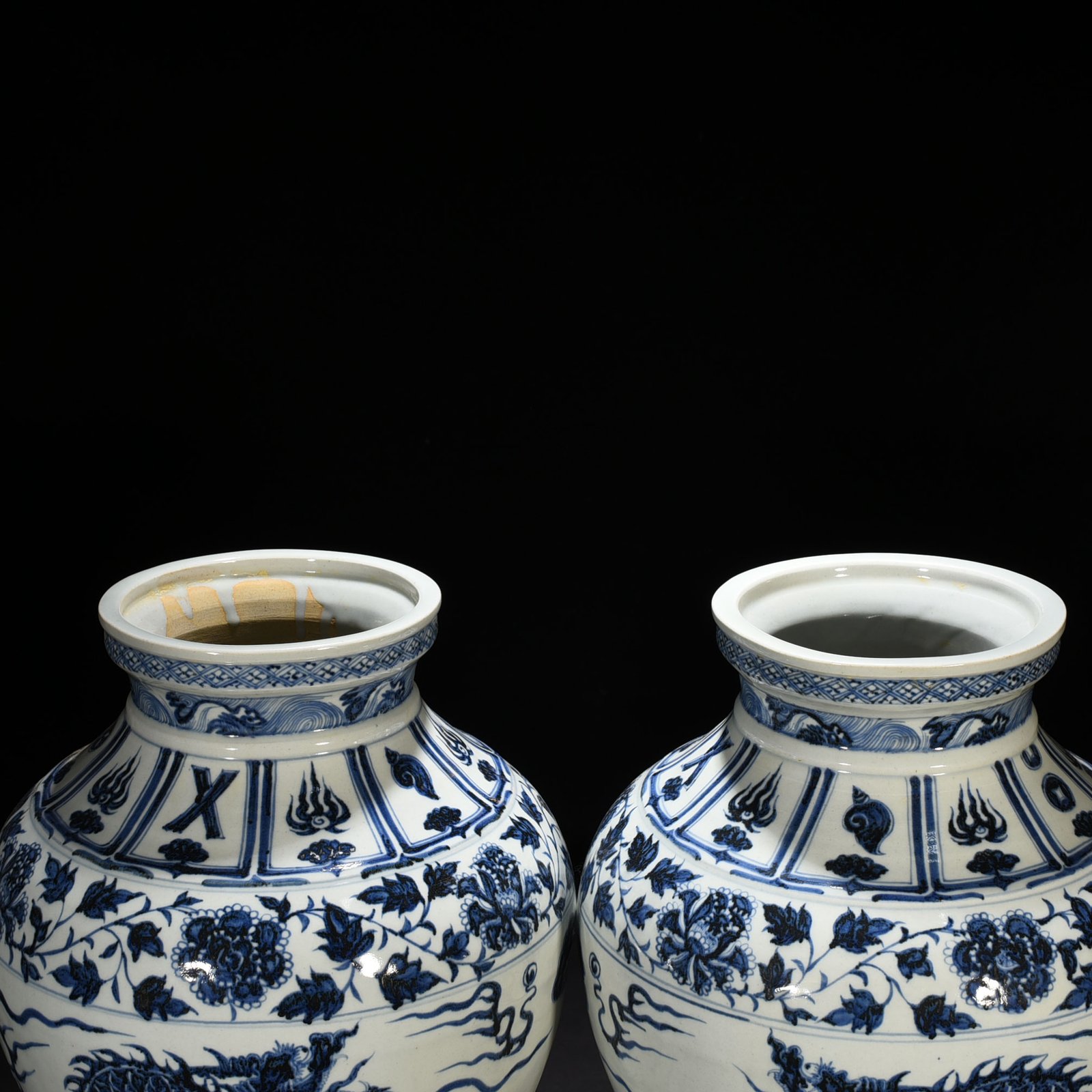Yuan Dynasty blue and white cloud and dragon pattern plate mouth bottle