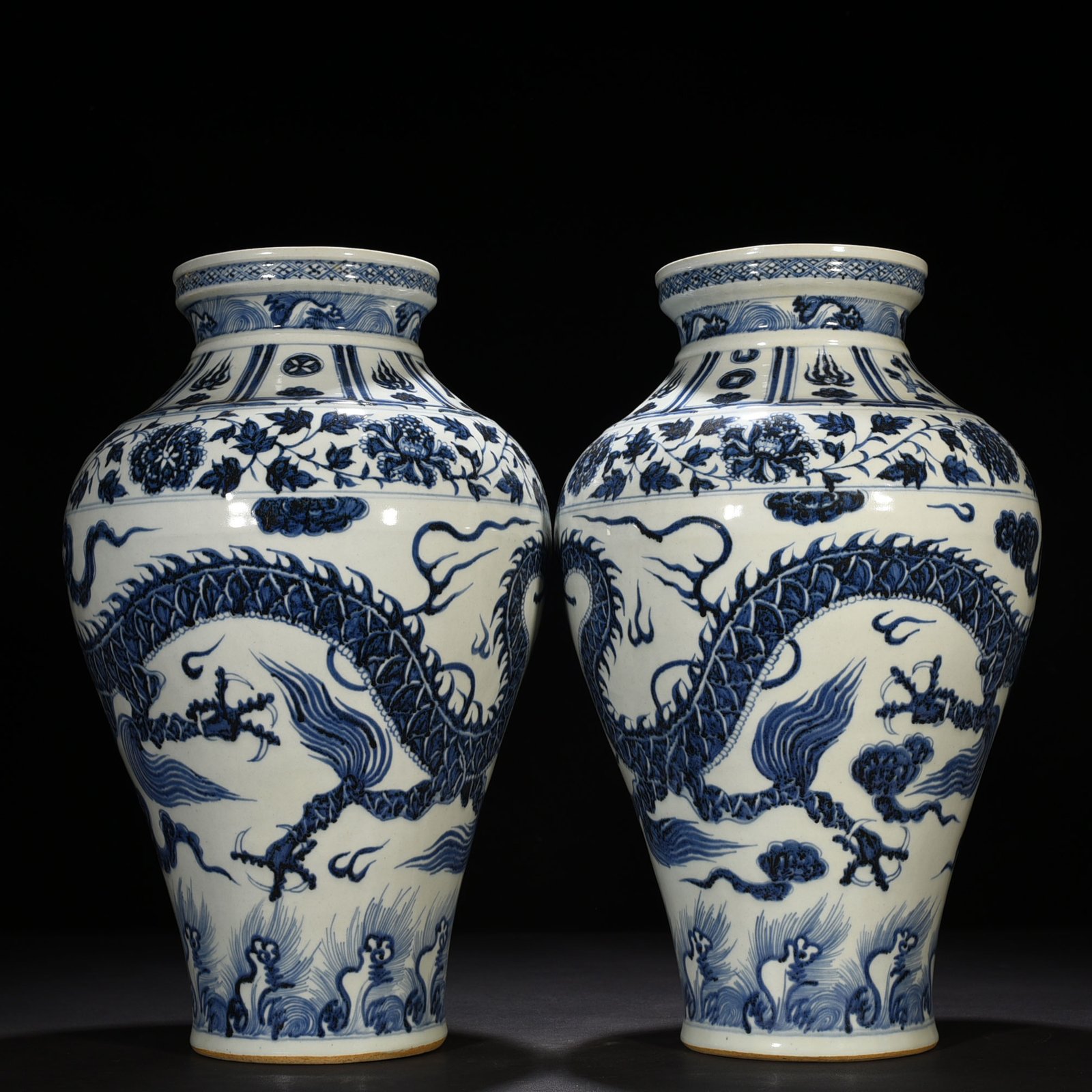 Yuan Dynasty blue and white cloud and dragon pattern plate mouth bottle