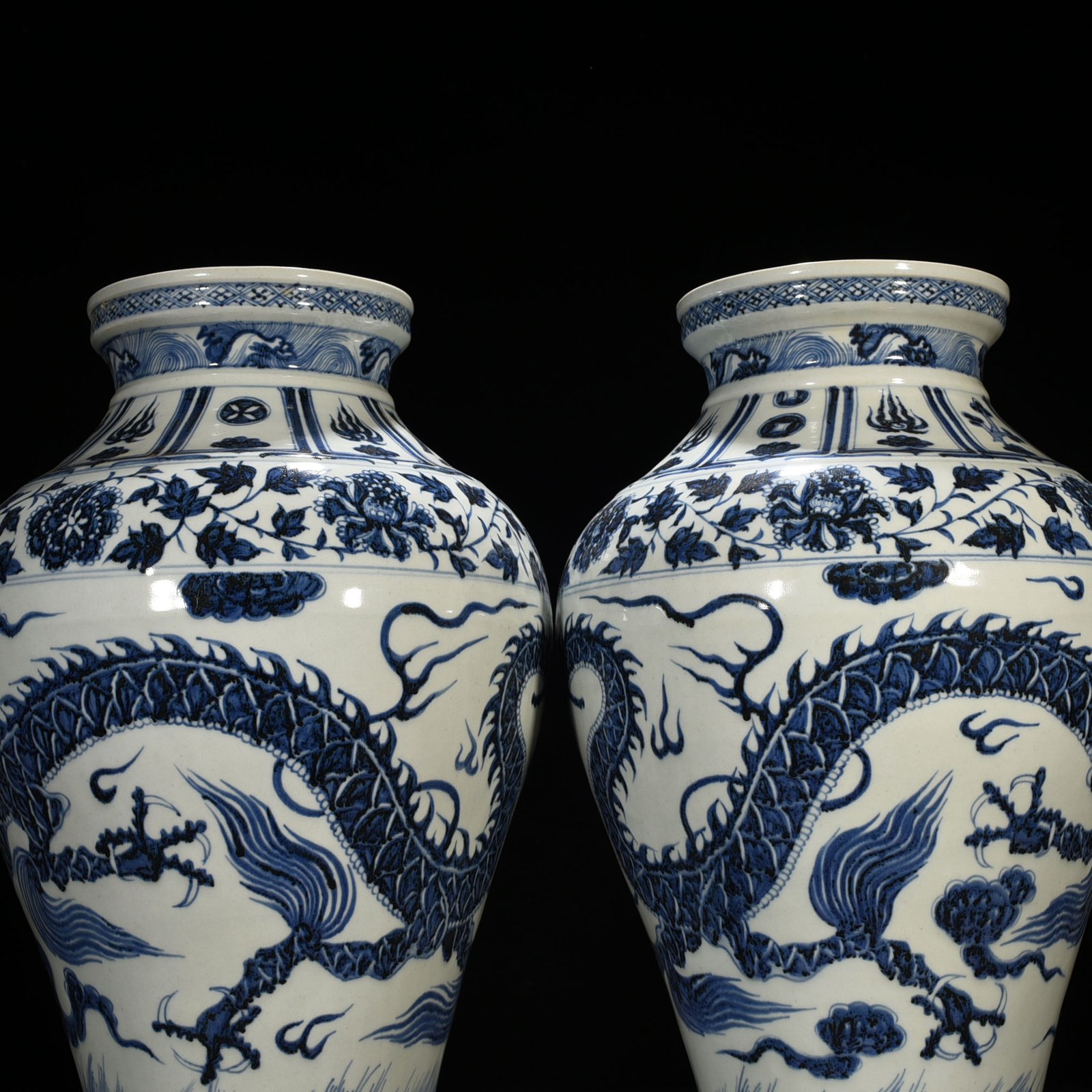 Yuan Dynasty blue and white cloud and dragon pattern plate mouth bottle
