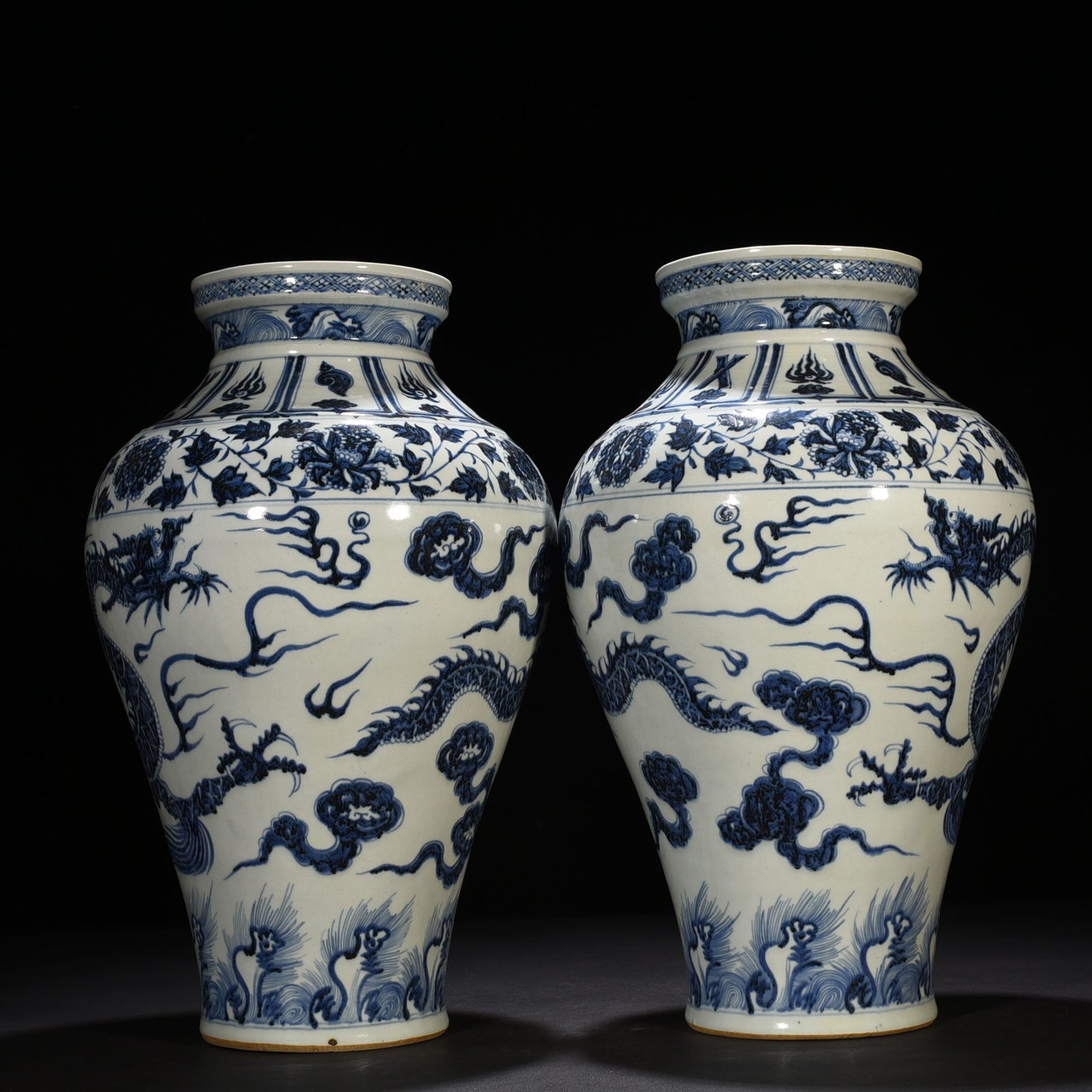 Yuan Dynasty blue and white cloud and dragon pattern plate mouth bottle