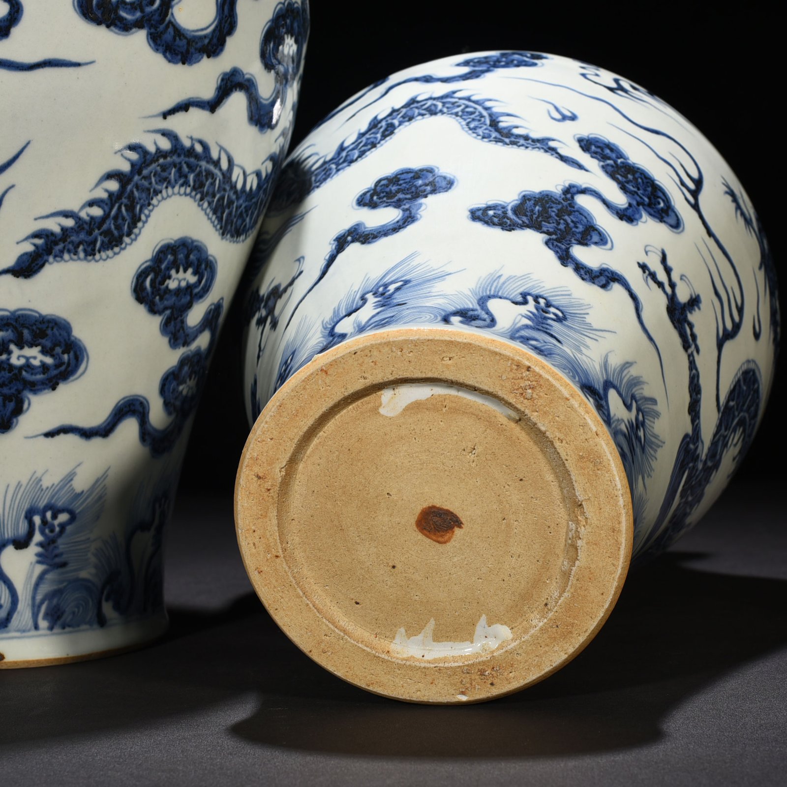 Yuan Dynasty blue and white cloud and dragon pattern plate mouth bottle