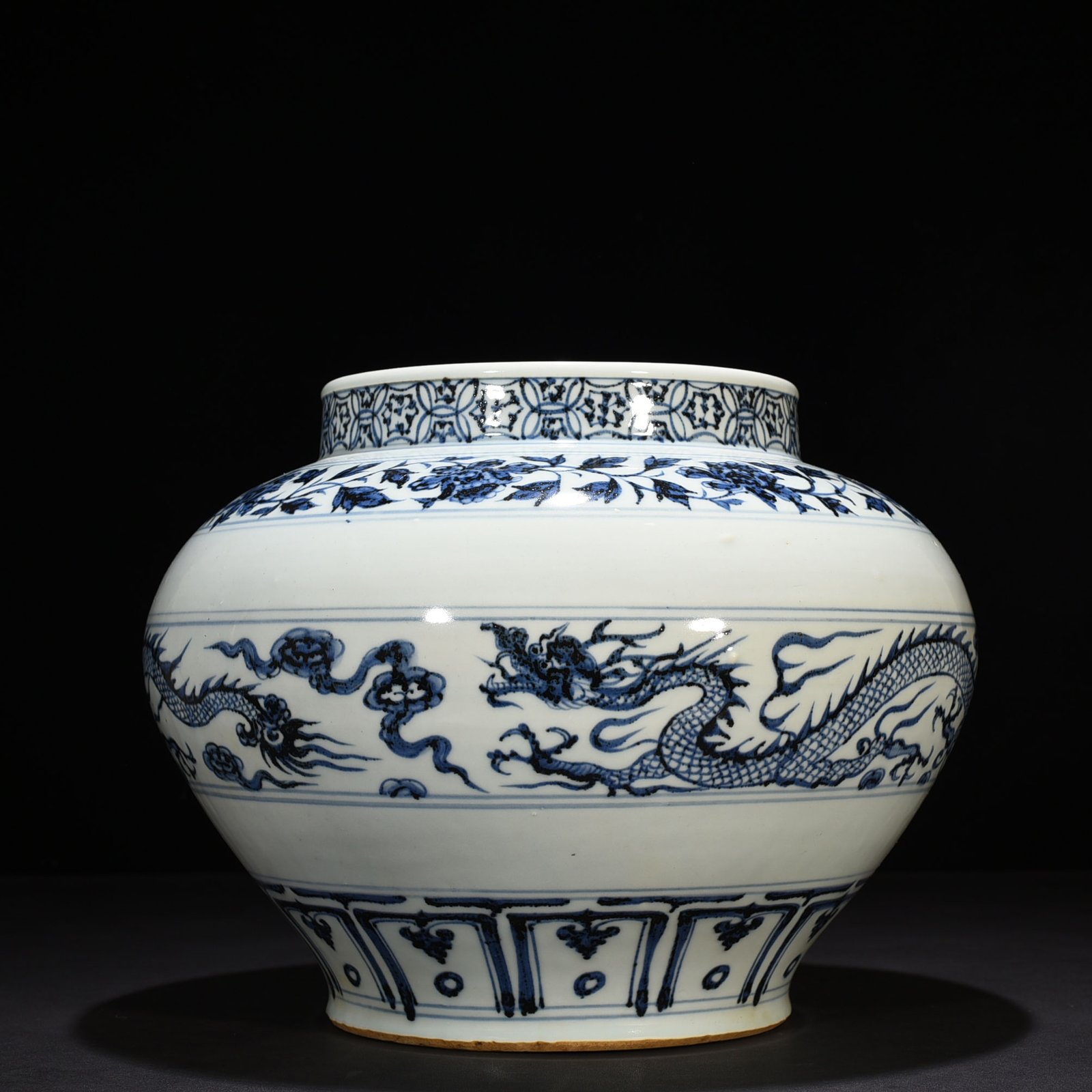 Yuan Dynasty blue and white cloud and dragon pattern jar