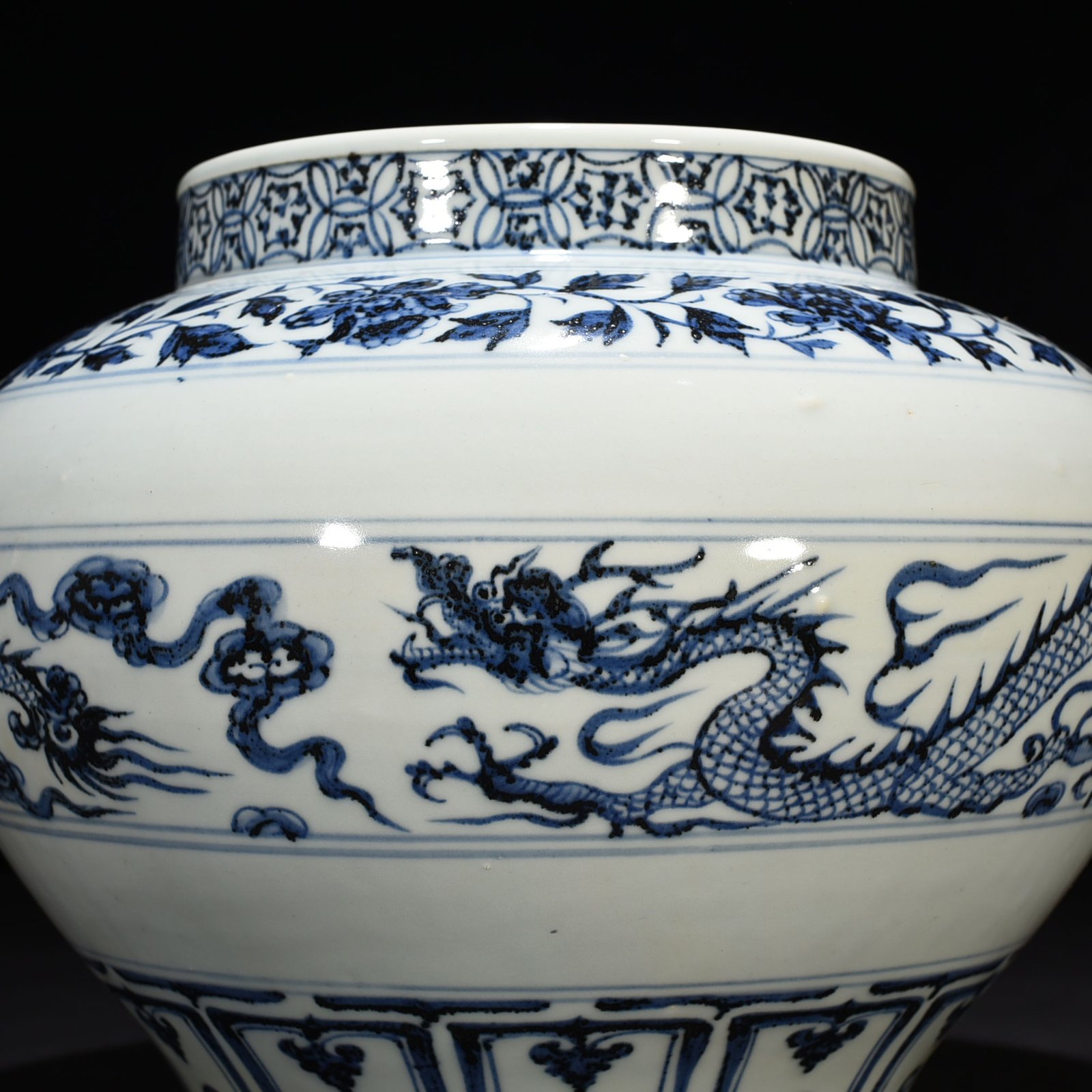 Yuan Dynasty blue and white cloud and dragon pattern jar