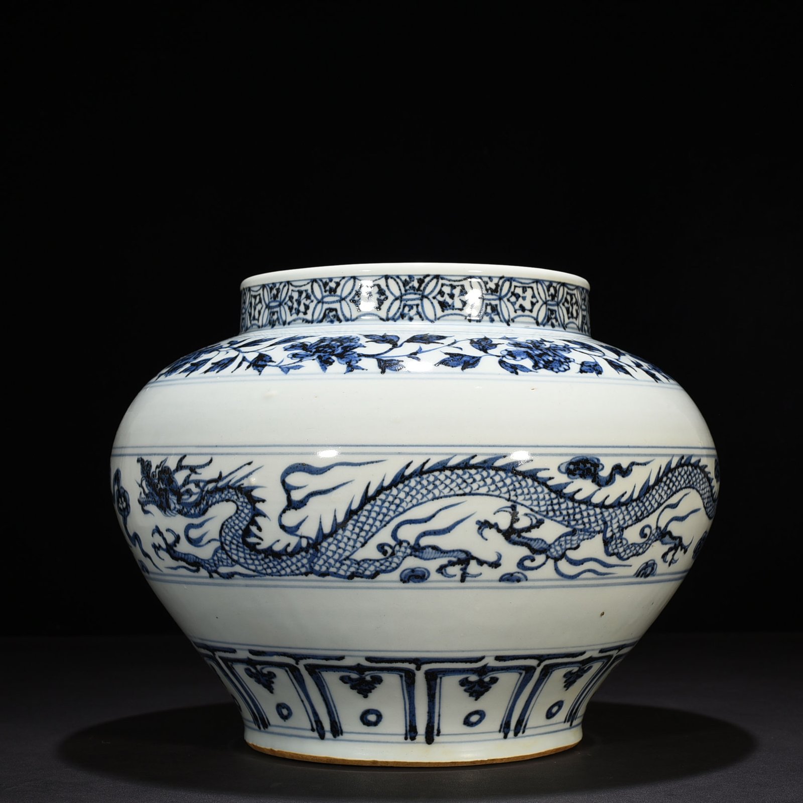 Yuan Dynasty blue and white cloud and dragon pattern jar