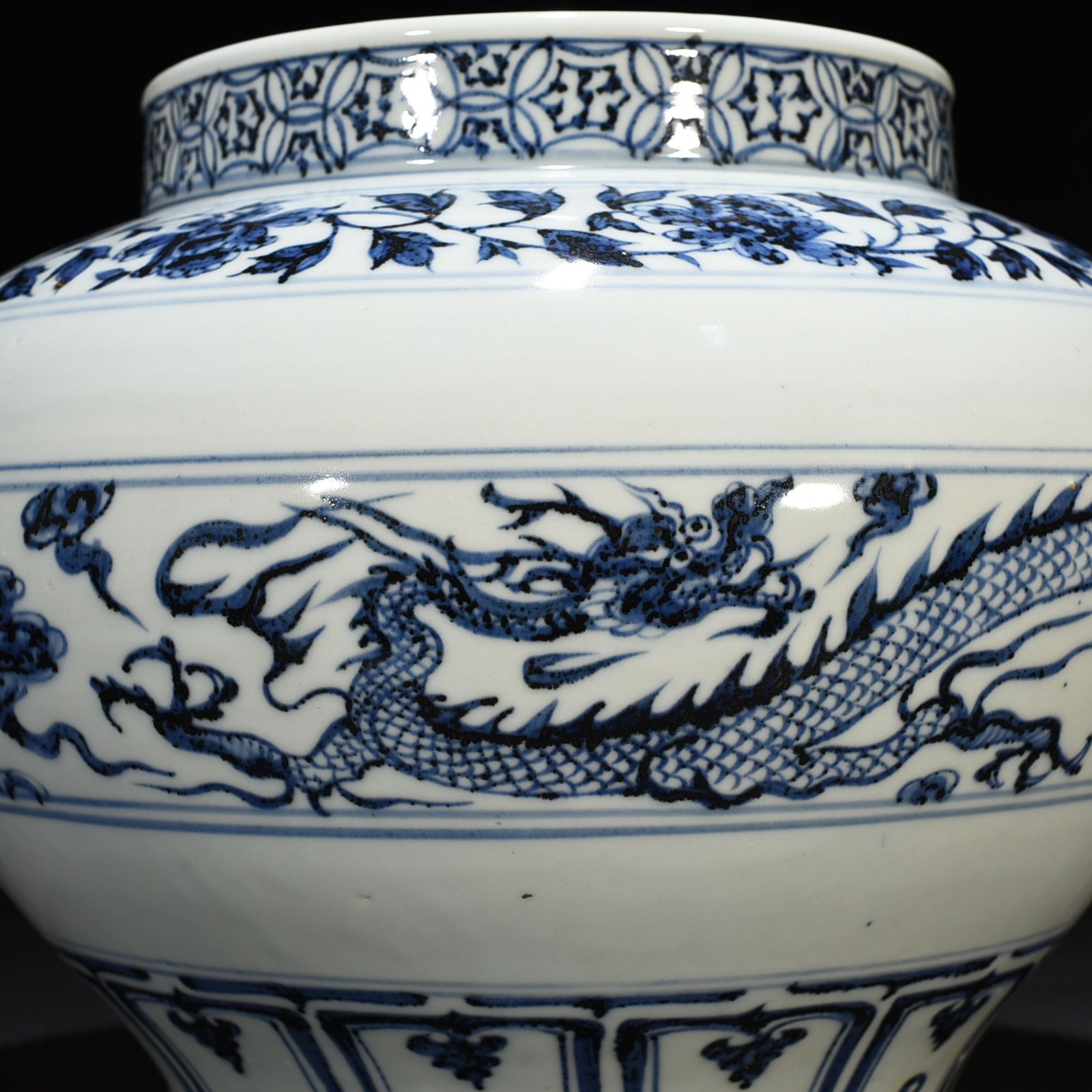 Yuan Dynasty blue and white cloud and dragon pattern jar