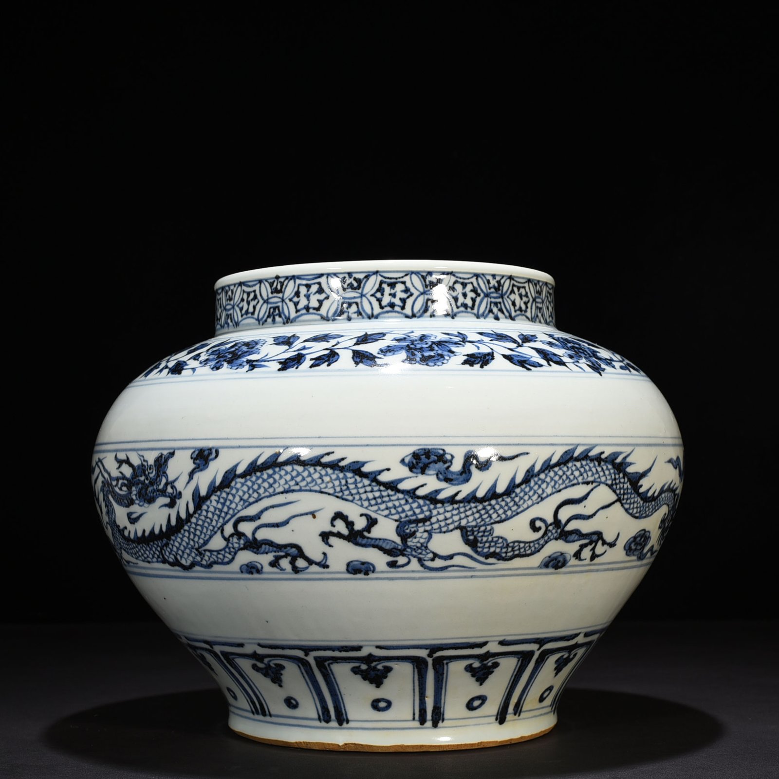 Yuan Dynasty blue and white cloud and dragon pattern jar