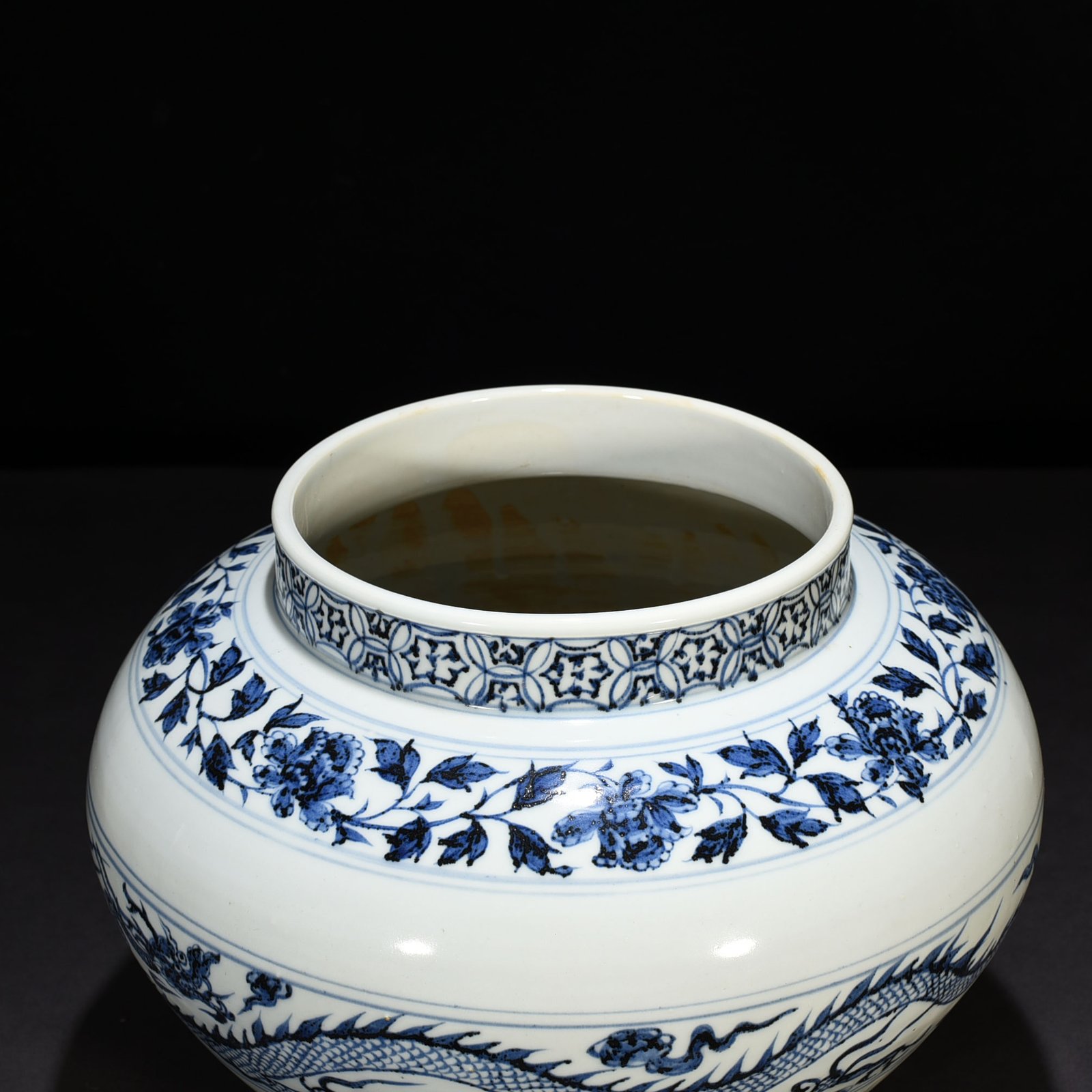 Yuan Dynasty blue and white cloud and dragon pattern jar