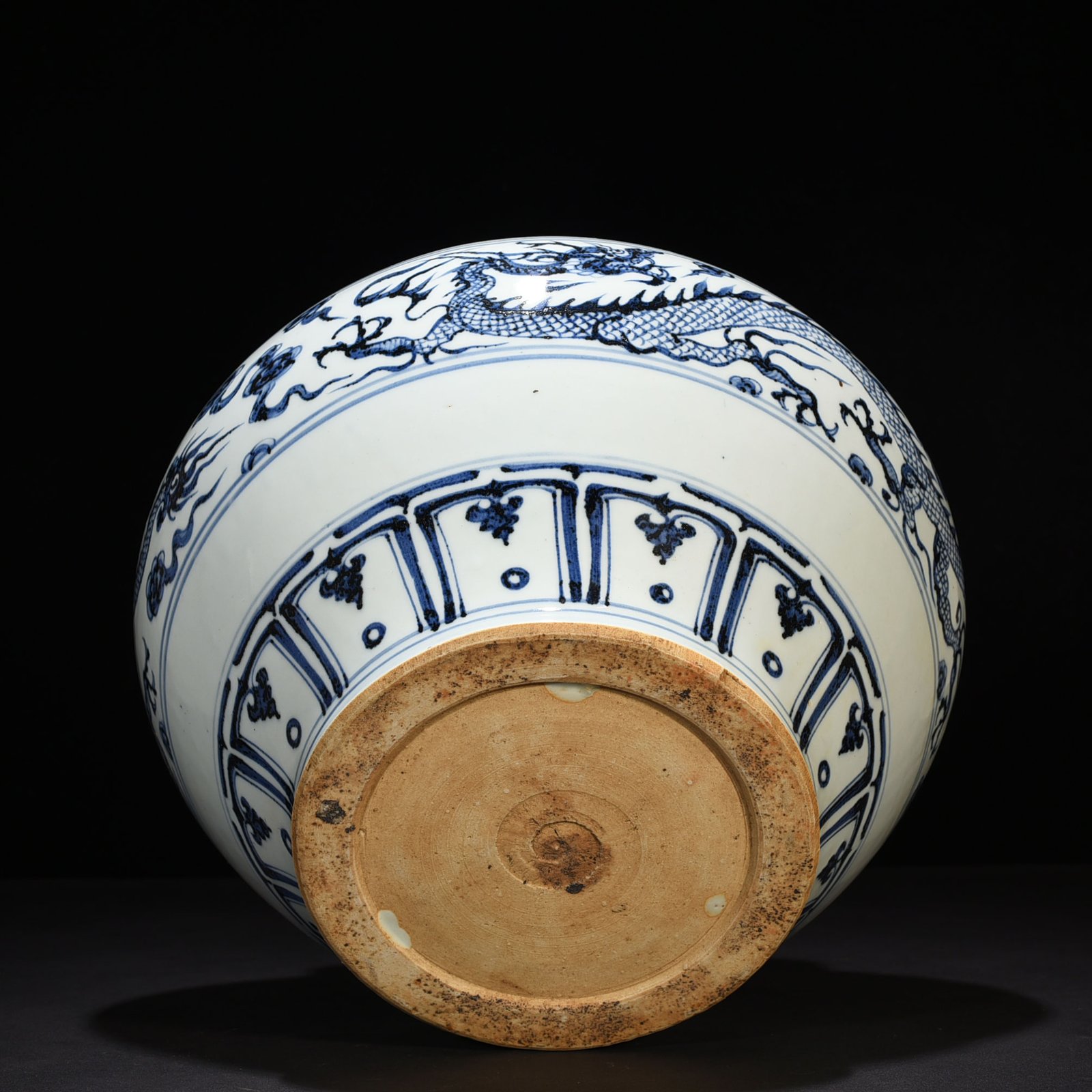 Yuan Dynasty blue and white cloud and dragon pattern jar