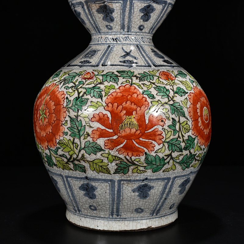 Yuan Dynasty blue and white multicolored peony pattern gourd vase