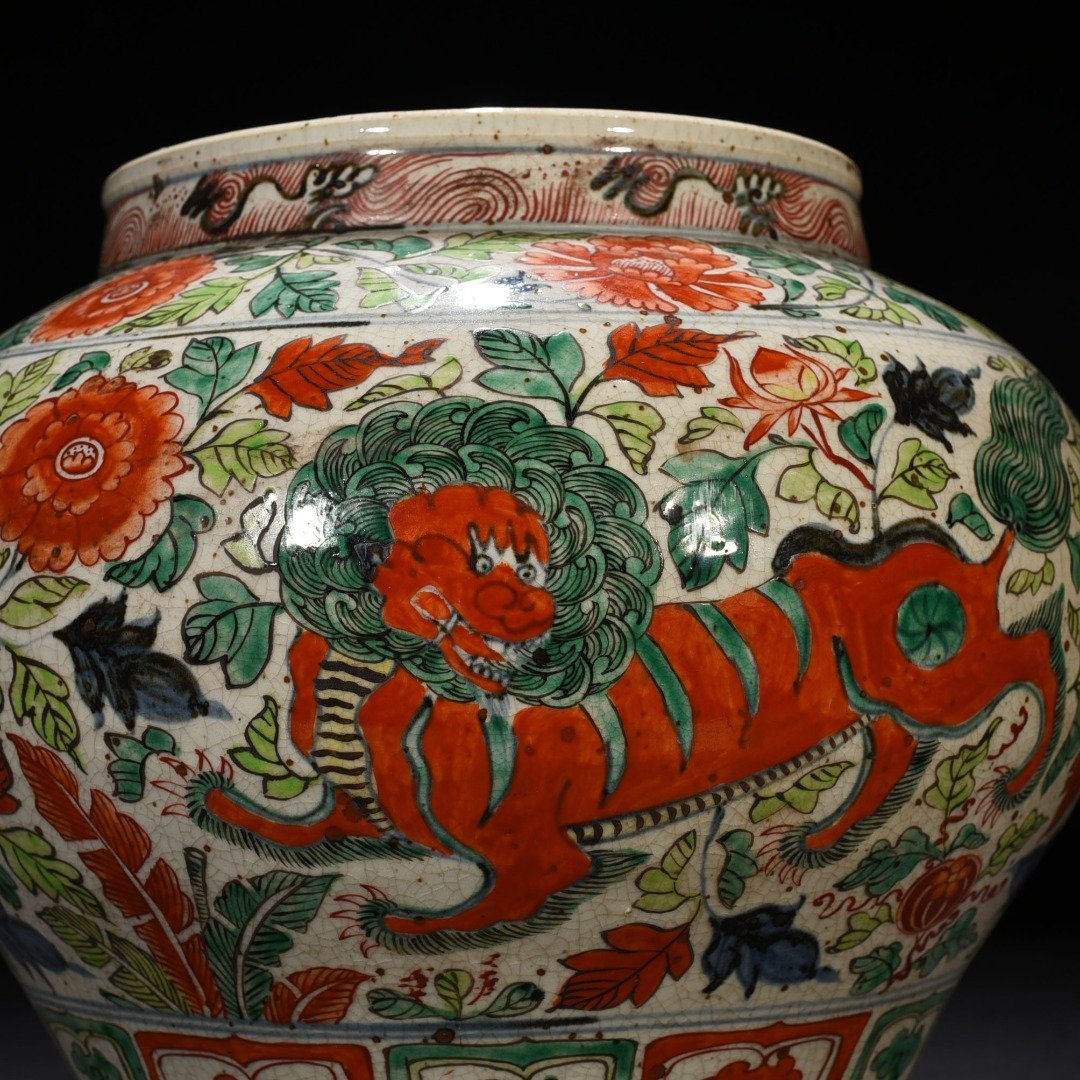 Yuan Dynasty blue and white colorful jar with branches and lion pattern