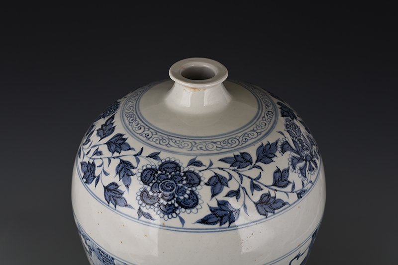 Yuan Dynasty blue and white character story plum vase