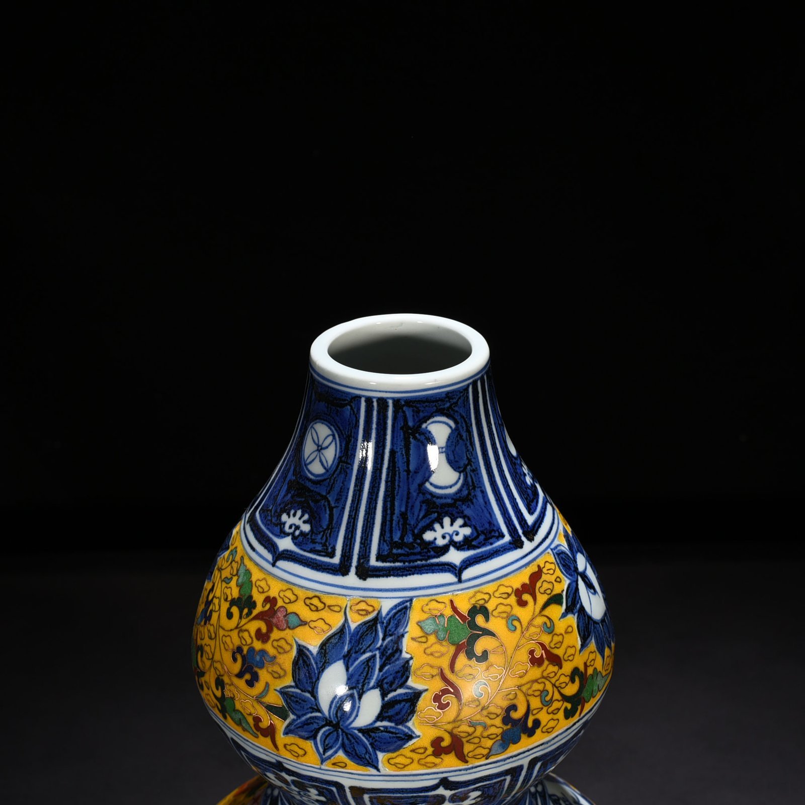 Yuan Dynasty blue and white pinch enamel gourd vase with Zhou Yafu character story pattern