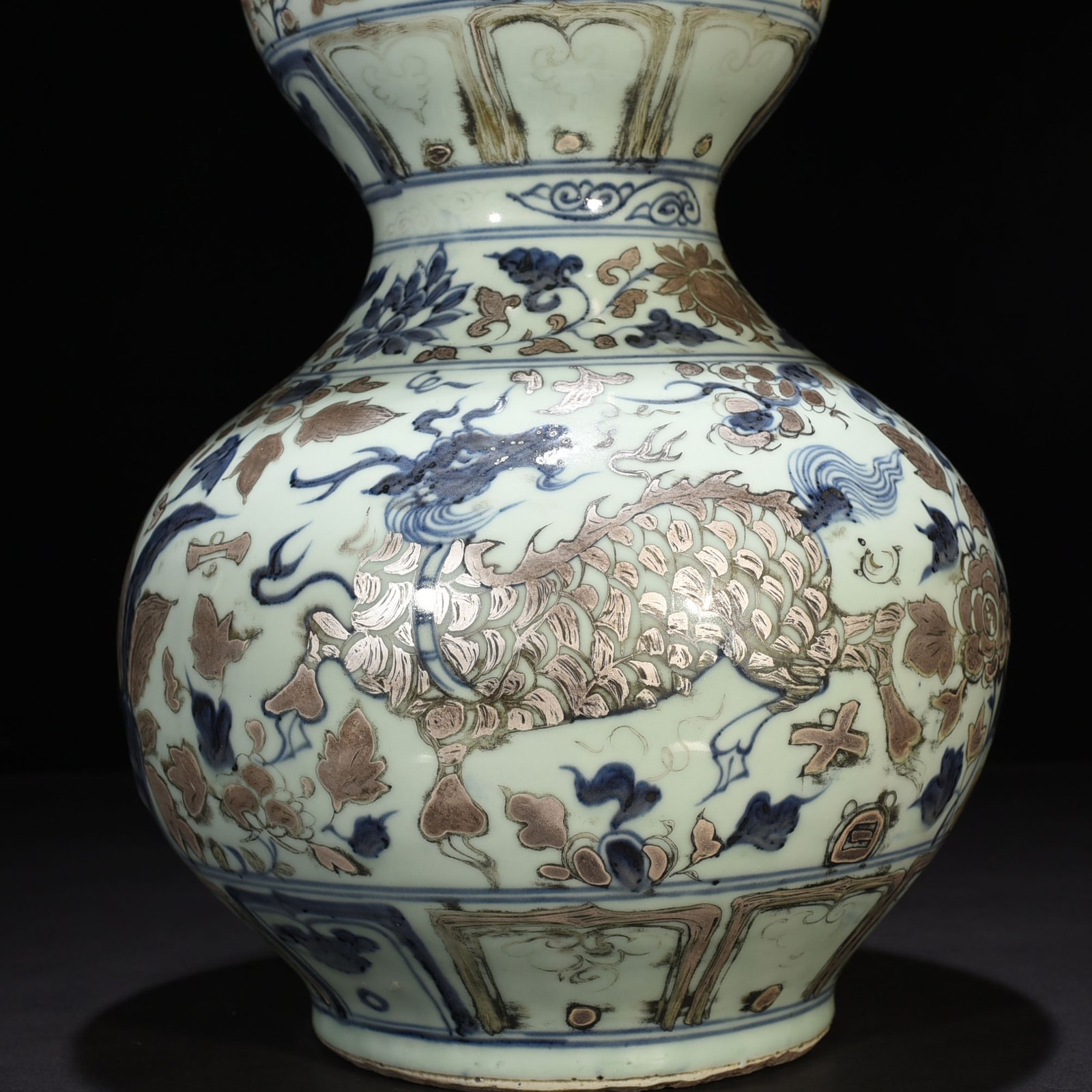 Yuan Dynasty blue and white gourd vase with silver unicorn pattern