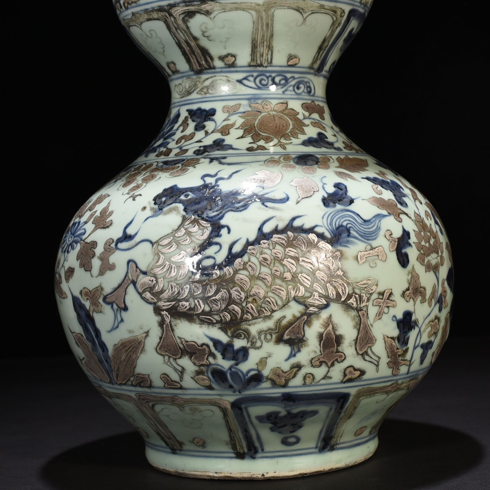 Yuan Dynasty blue and white gourd vase with silver unicorn pattern