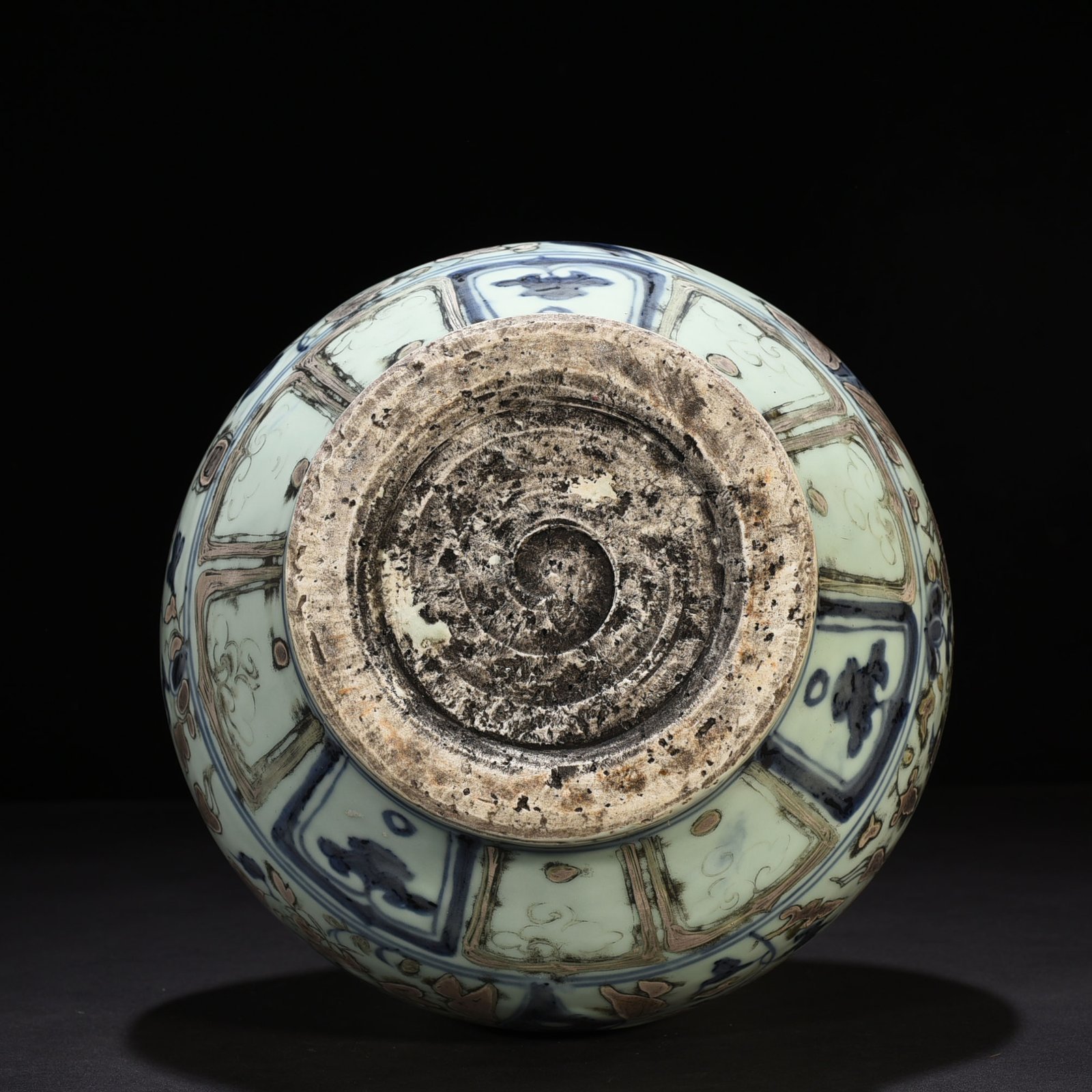 Yuan Dynasty blue and white gourd vase with silver unicorn pattern
