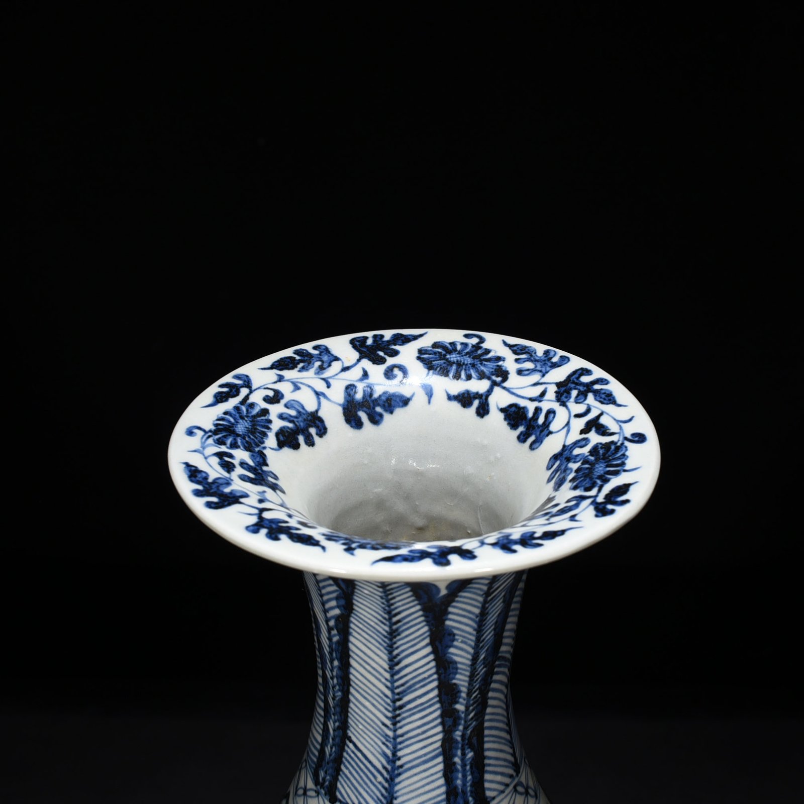 Yuan Dynasty blue and white Zhaojun’s story pattern jade pot spring vase