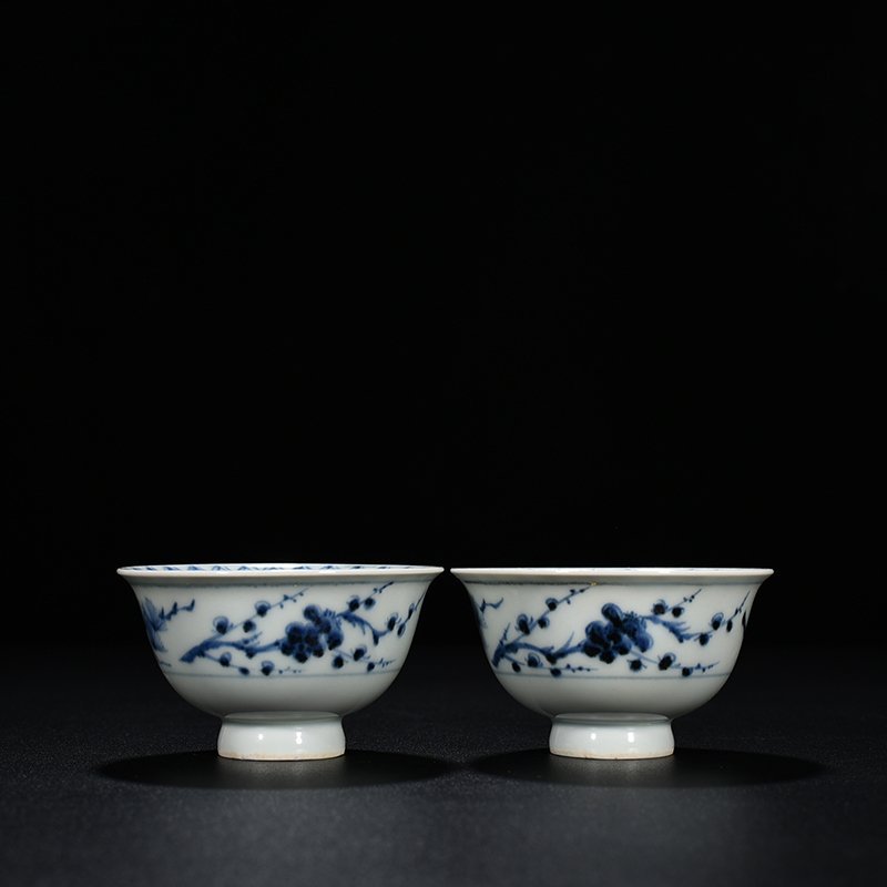 Yuan Dynasty blue and white pine bamboo and plum pattern cup and small bowl