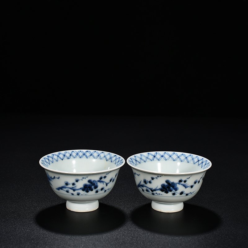 Yuan Dynasty blue and white pine bamboo and plum pattern cup and small bowl