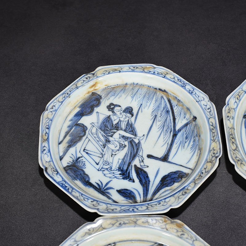 Yuan Dynasty blue and white secret drama character plate three
