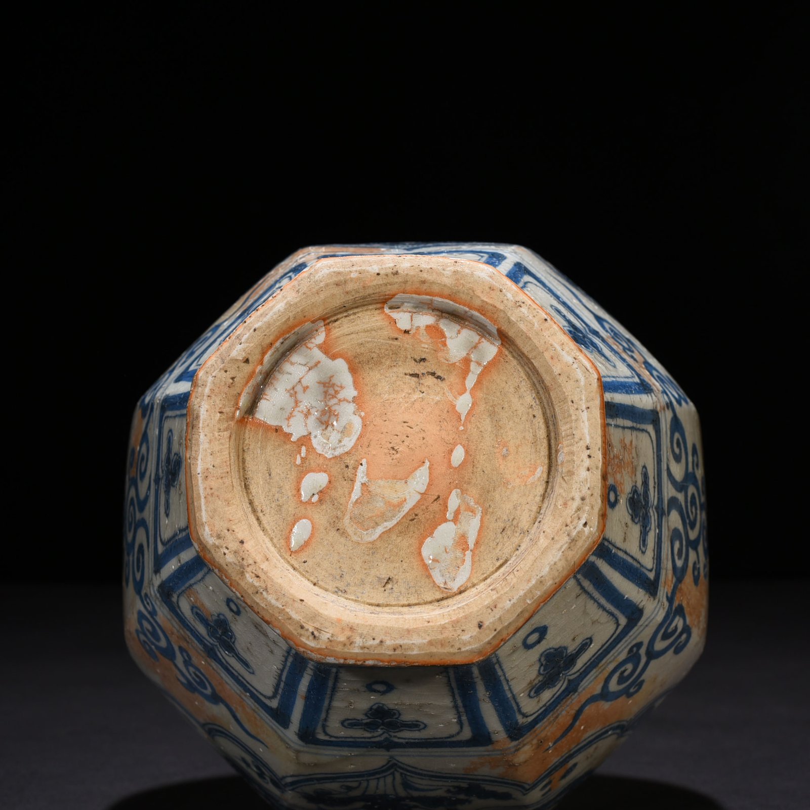 Yuan Dnasty blue and white lotus pond double-eared octagonal vase with mandarin duck pattern