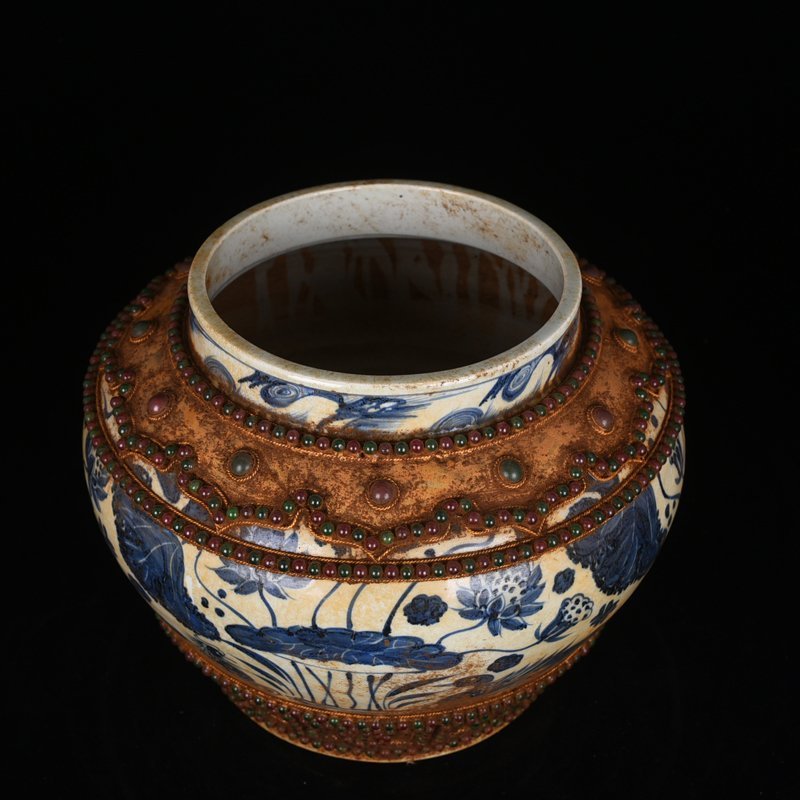 Yuan Dynasty blue and white lotus pond jar with mandarin duck pattern lace gilt jewelry reflow porcelain