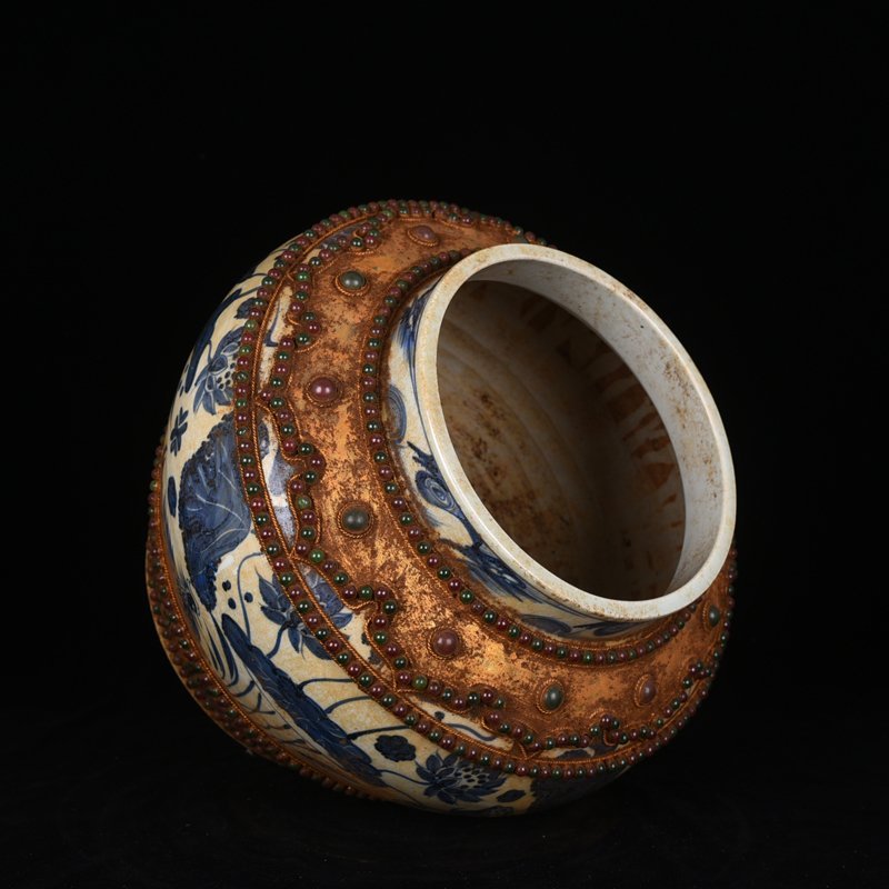 Yuan Dynasty blue and white lotus pond jar with mandarin duck pattern lace gilt jewelry reflow porcelain