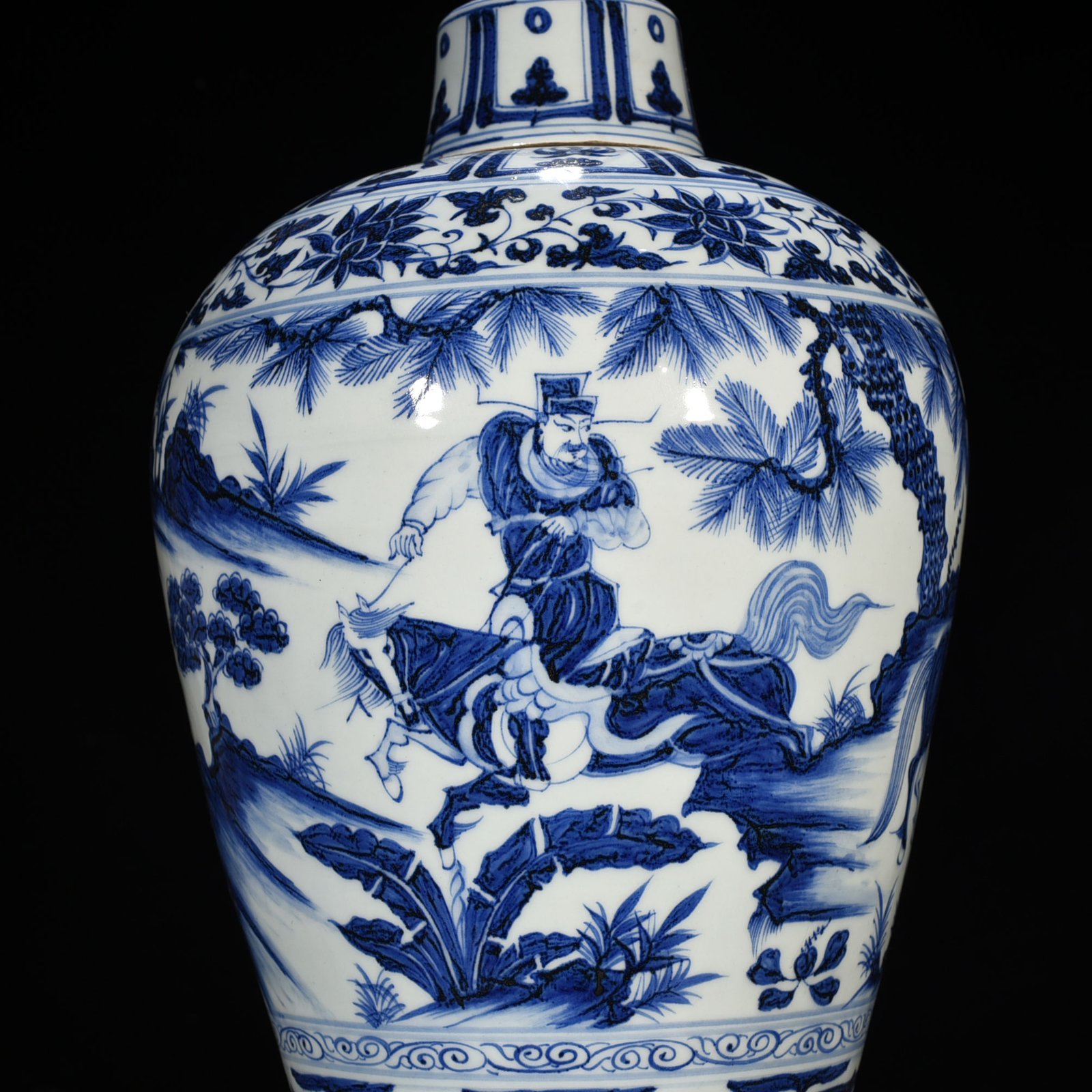 Yuan Dynasty blue and white Xiao He chasing Han Xin under the moon plum vase with story pattern