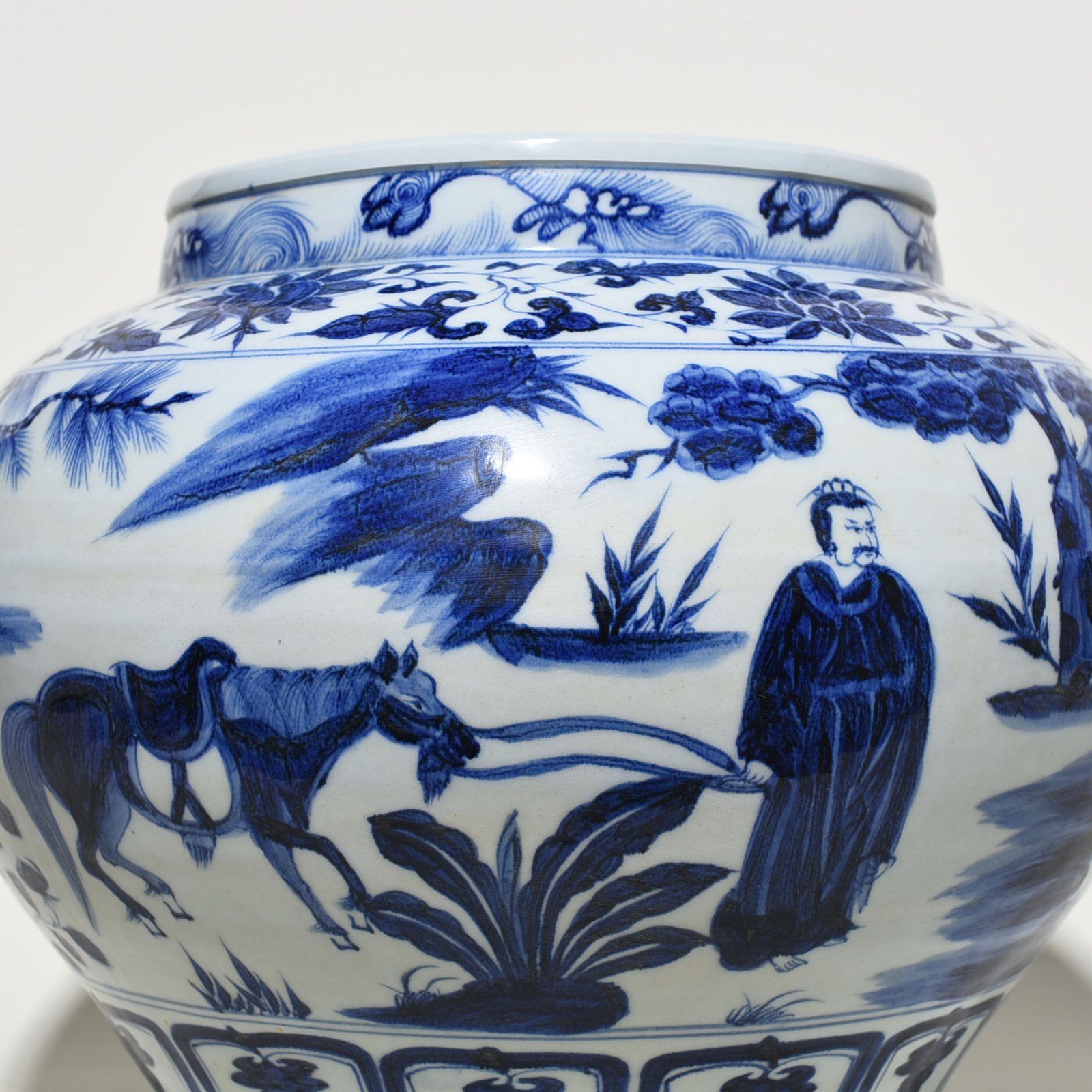 Yuan Dynasty blue and white Xiao He chasing Han Xin under the moon story jar