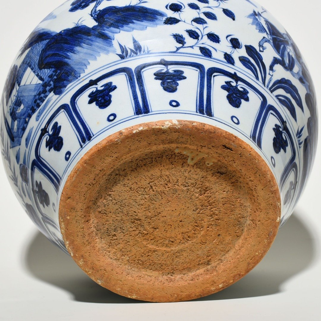 Yuan Dynasty blue and white Xiao He chasing Han Xin under the moon story jar