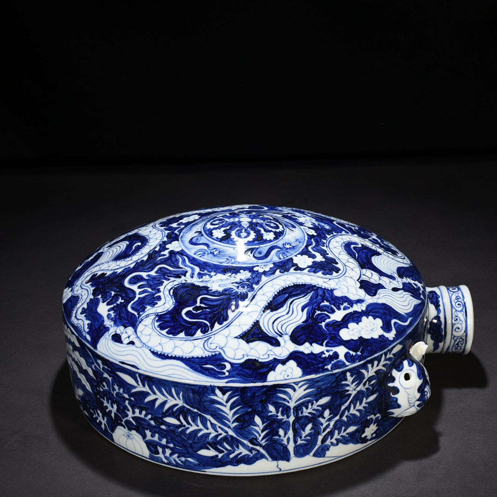 Yuan Dynasty blue and white blue ground white flower dragon pattern sleeping pot wall pot