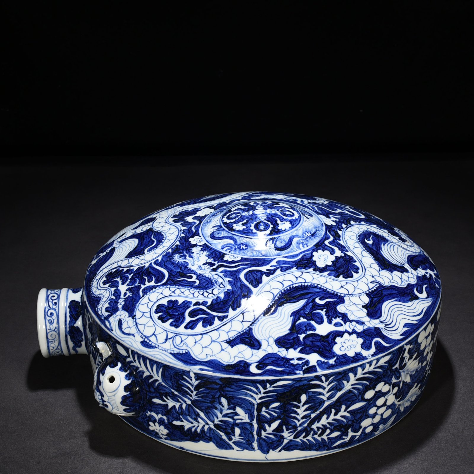 Yuan Dynasty blue and white blue ground white flower dragon pattern sleeping pot wall pot